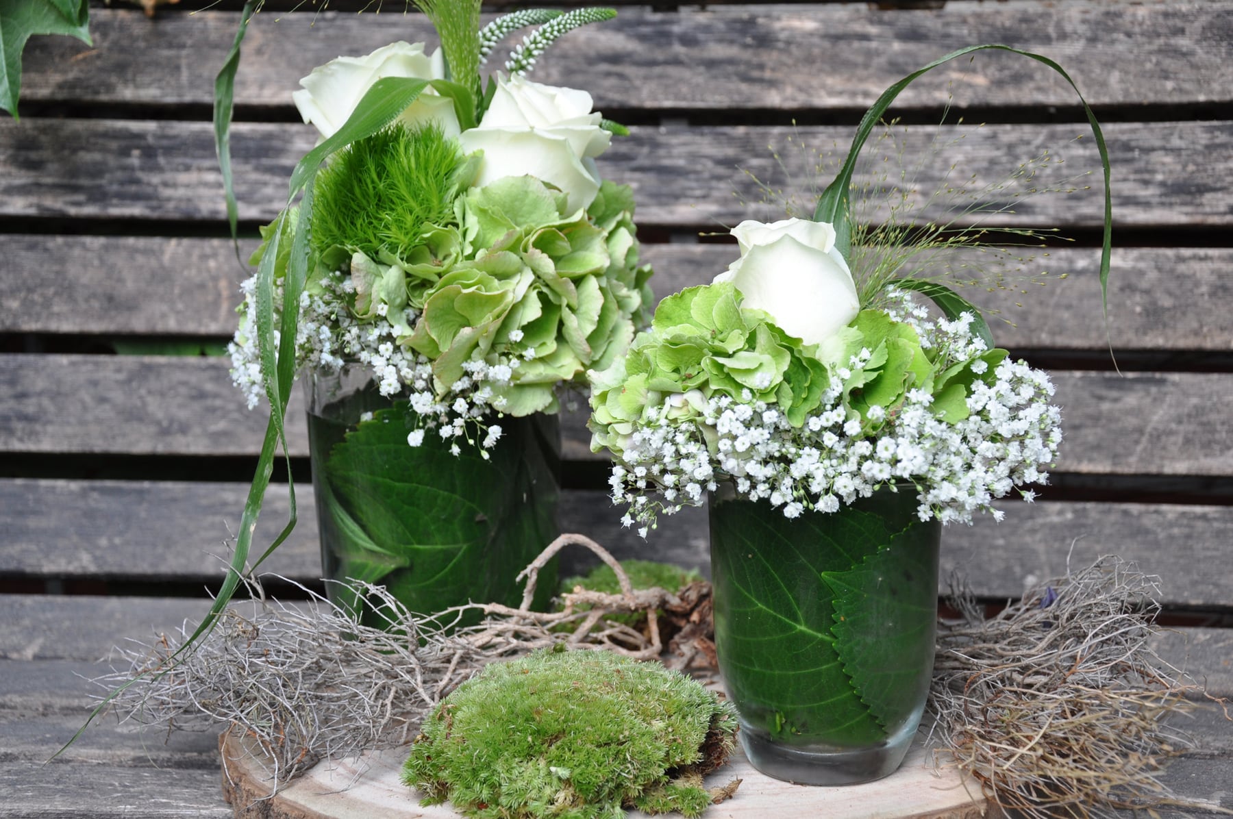 Hochzeitsfloristik – Blumenarrangements in Glasvasen