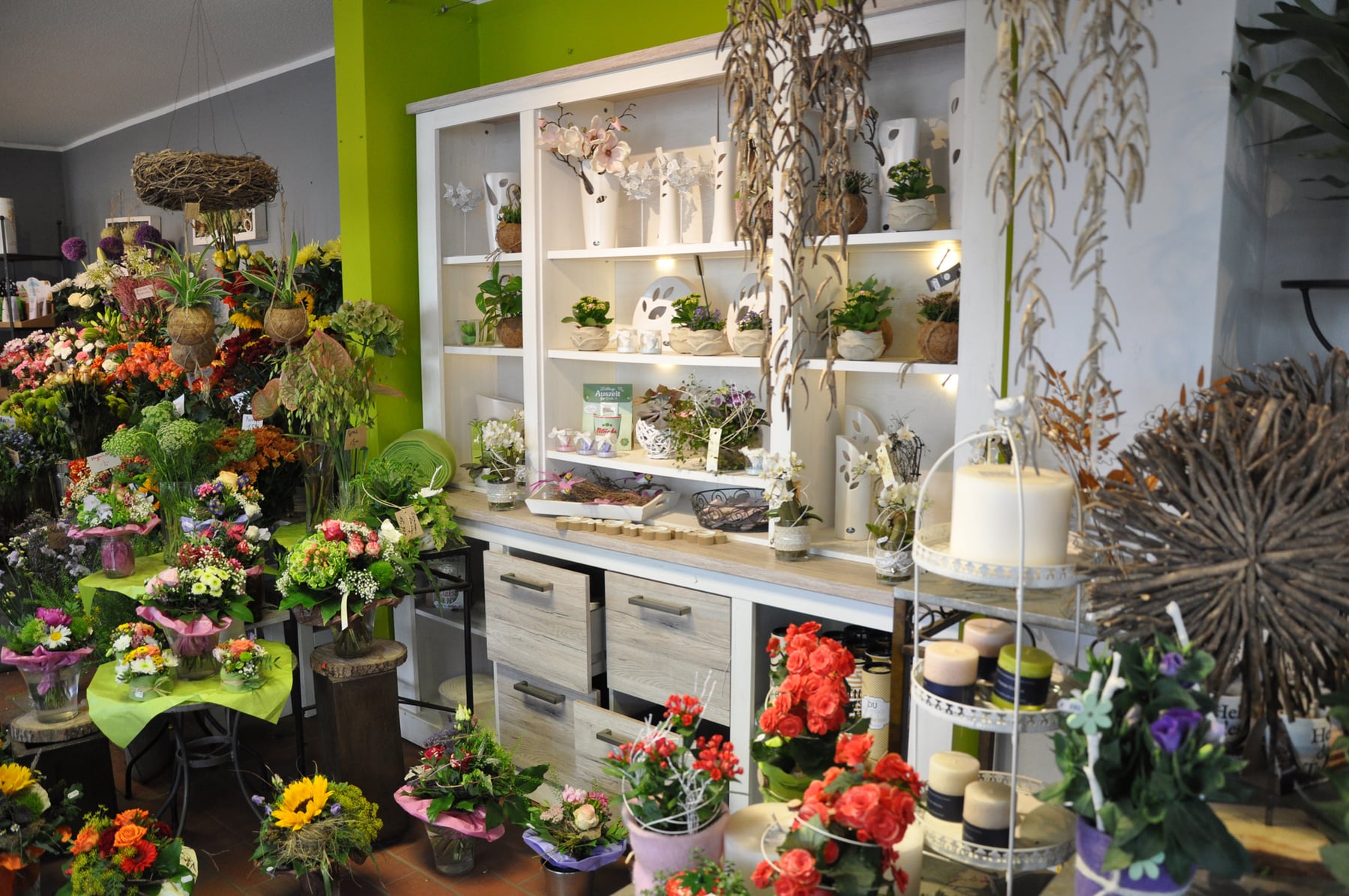 Bunte Blumensträuße im Laden von Blatt & Blüte Eberswalde